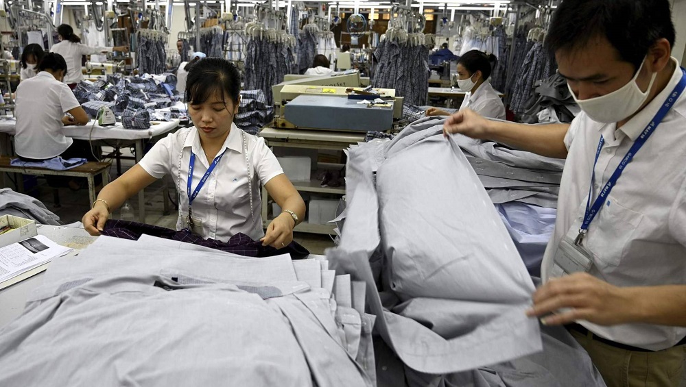 Empleados en una compañía textil en Hanoi, Vietnam 1