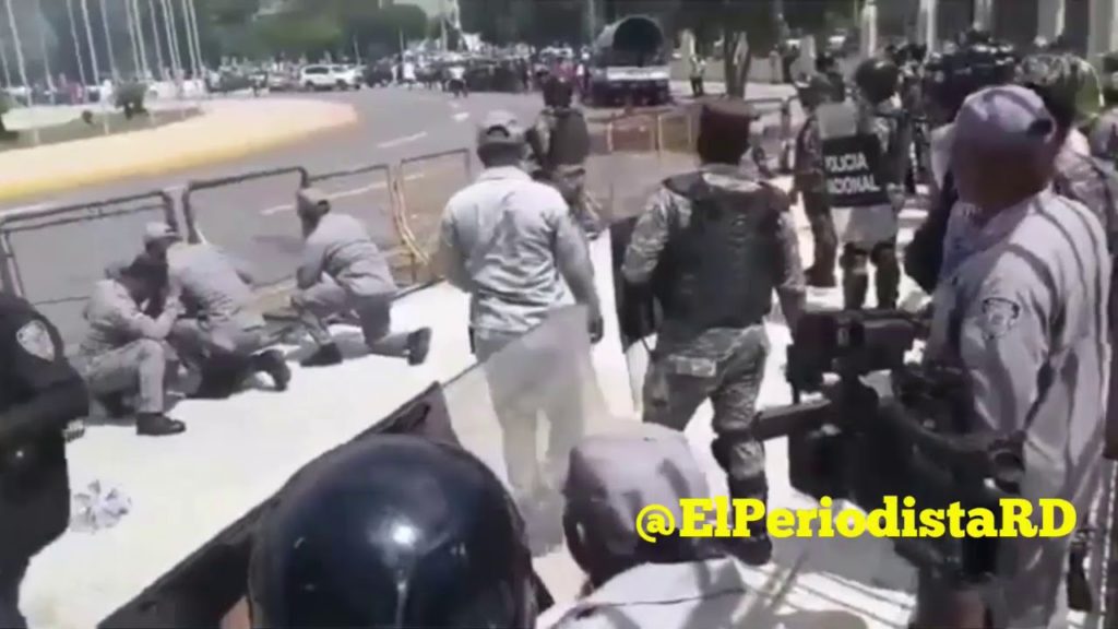 Fuertes-protestas-en-Congreso-Nacional-en-contra-proyecto-de-ley-de-Examen-Único-de-Residencias