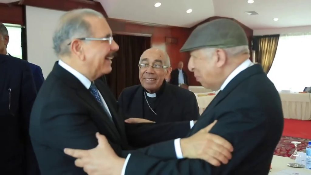 Danilo-Medina-y-obispos-dominicanos-unen-esfuerzos-para-hacer-llegar-verdad-sobre-situación-turismo