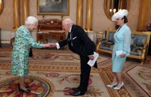 Hugo Guiliani presenta credenciales ante la Reina Isabel II de Inglaterra el periodista