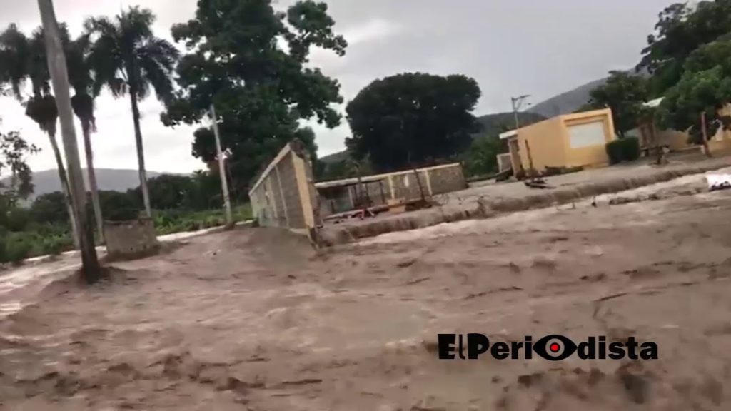 Crecida-del-Río-Macasia-en-Las-Matas-de-Farfan-destruye-Liceo