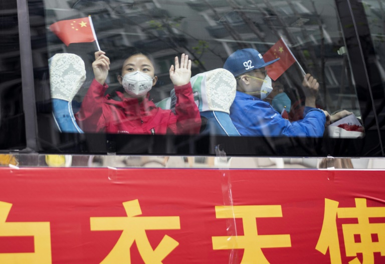 Unos sanitarios que trabajaron como voluntarios en la ciudad china de Wuhan