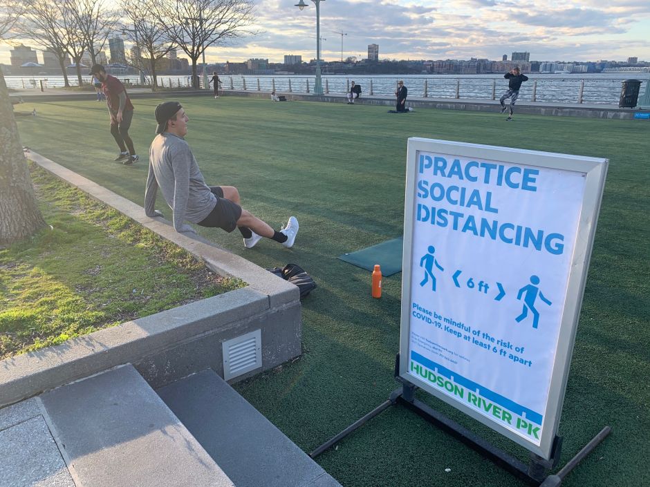 El Gobernador ordenó multar a quien no cumpla con las normas de distanciamiento social, sobre todo en parques y plazas de NYC.