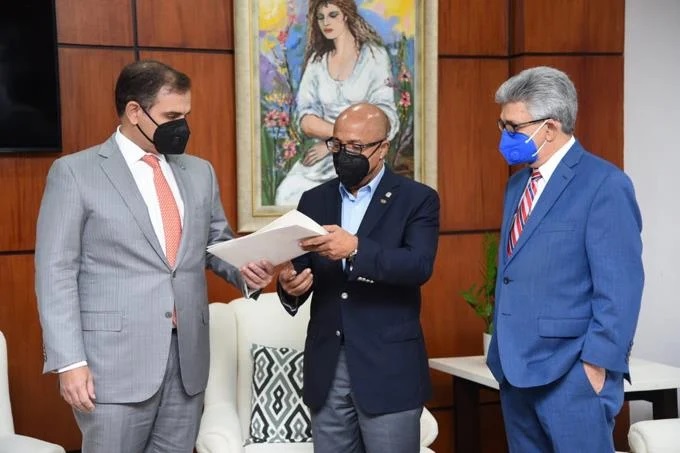 El ministro de Hacienda, Jochi Vicente; el presidente de la Cámara de Diputados, Alfredo Pacheco y el director de Presupuesto, José Rijo Presbot.