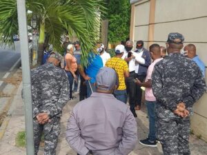 Grupo de protesta y miembros activos de la Policía Nacional. Foto Jorge Cruz