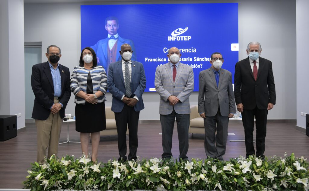 Rafael Santos Badía, al centro, acompañado de Gabriel del Rio, Maira Morla, José Alejandro Vargas, Rafael Leónidas Pérez y Pérez y Néstor Sánchez (1)