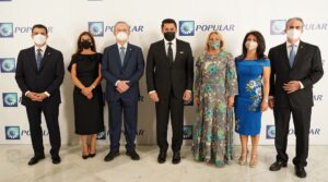 De izquierda a derecha, los señores Christopher Paniagua, Sandra Bisonó de Paniagua, Manuel A. Grullón, David Collado, Rosa Hernández de Grullón, Elima González de Grullón y René Grullón.
