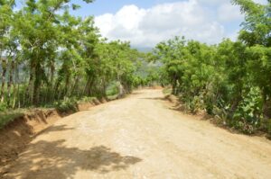 Ministerio de Agricultura continúa trabajos de acondicionamiento caminos rurales en Santiago