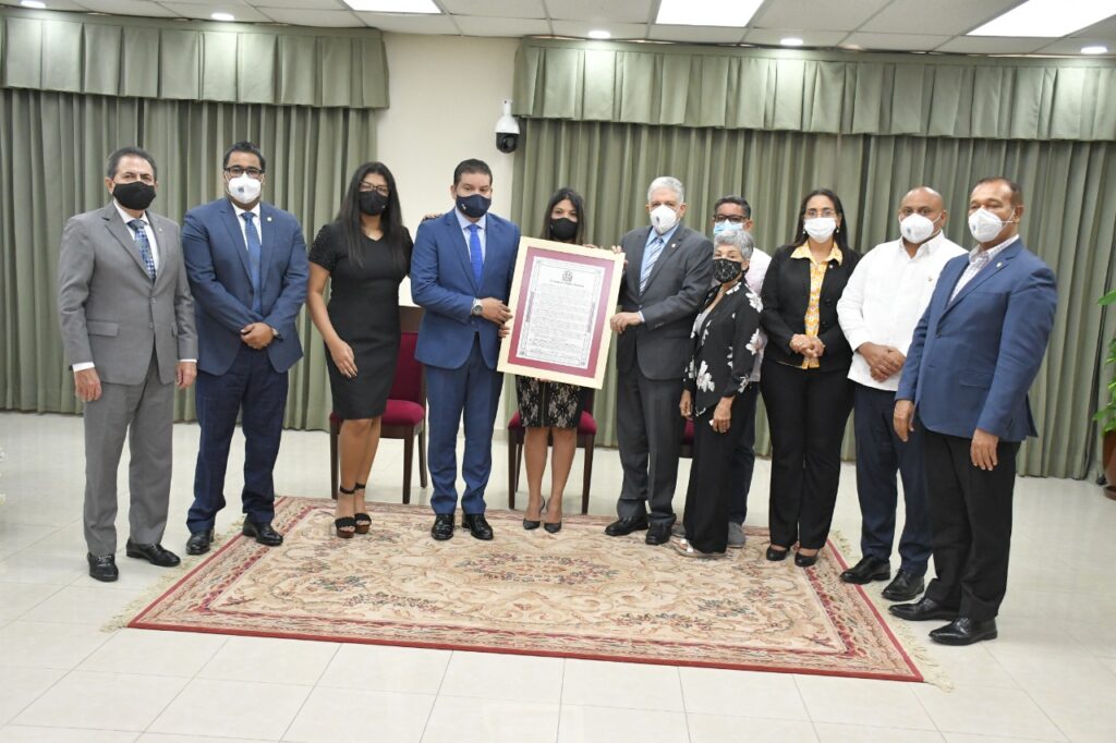 Senado de la República otorga un reconocimiento póstumo al piloto automovilístico Adriano Abreu