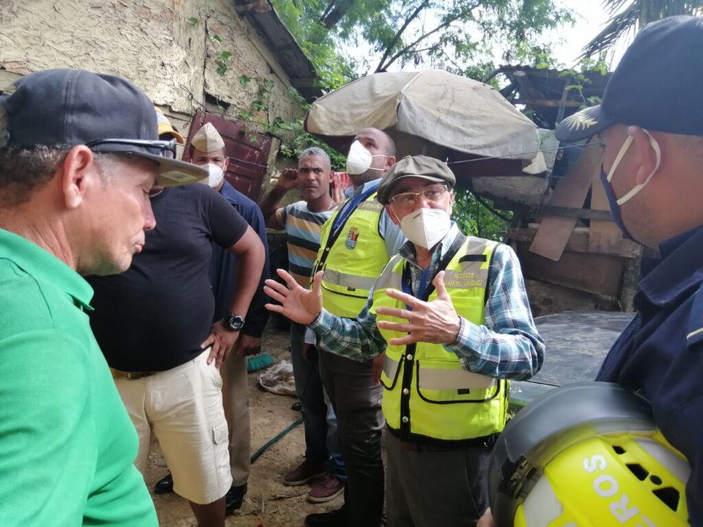 Alcalde Manuel Jiménez anuncia desalojos preventivos en zonas vulnerables de Santo Domingo Este
