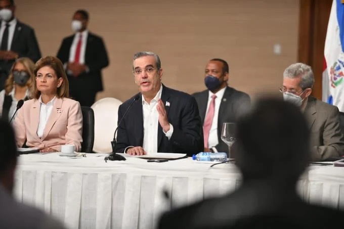 Luis ABinader presentando sus propuestas