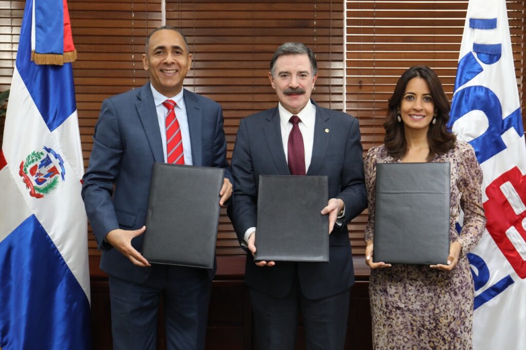 Indotel y Claro firman contrato