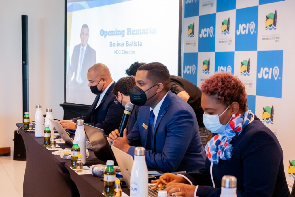 Joven dominicano dirige reunión de presidentes nacionales 2022 en Brasil.