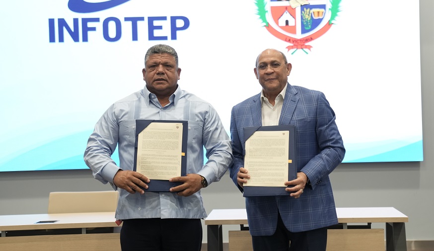De derecha a izquierda Rafael Santos Badía, director general de INFOTEP y Miguel Antonio Saviñón, director del Distrito Municipal La Victoria 3