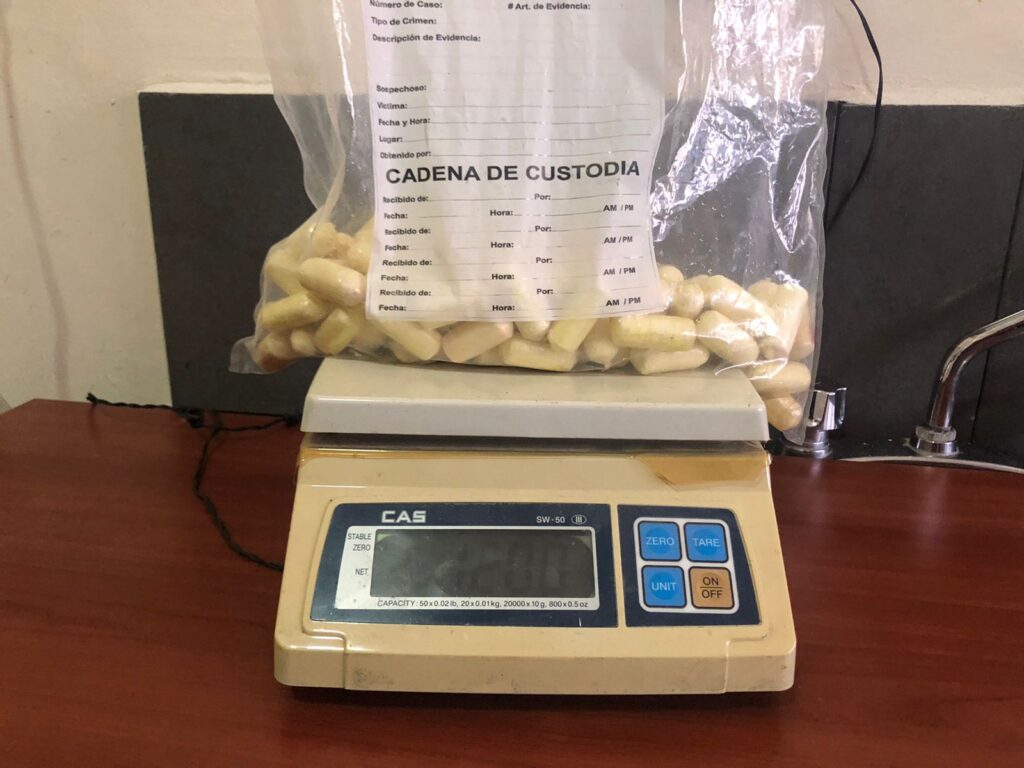 DETIENEN EN EL AILA DOMINICO-HOLANDÉS CON 99 BOLSITAS PRESUMIBLEMENTE COCAÍNA