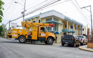 EDEESTE realiza trabajos de iluminación en San Luis