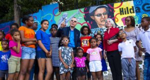 Alcalde Manuel Jiménez inaugura en Maquiteria plaza dedicada a Hilda Gautreaux