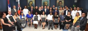 Ayuntamiento de La Vega reconoce 15 maestros meritorios