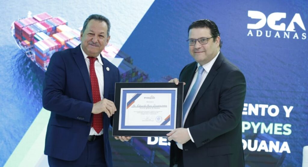 Director Promipyme Reconoce a Director de Aduanas Yayo Lovatón