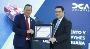 Director Promipyme Reconoce a Director de Aduanas Yayo Lovatón