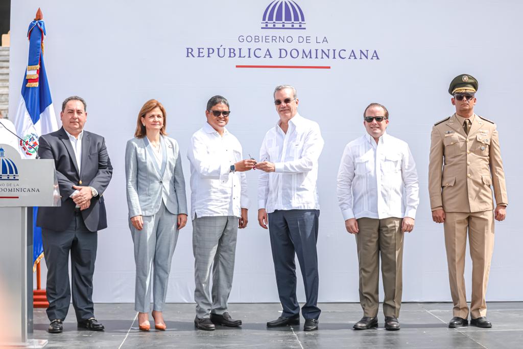 Presidente Abinader entrega 30 ambulancias equipadas para fortalecimiento de servicios de emergencias interhospitalarias y salvar vidas 2