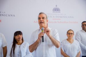 Presidente Abinader escucha inquietudes y anuncia obras para residentes de la provincia Independencia