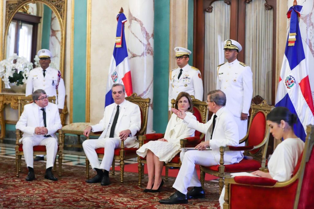 Presidente Abinader recibe cartas credenciales de ocho nuevos embajadores de Paraguay, Chile, El Líbano, Guinea Bissau, Angola, Sri Lanka, Bangladesh y Armenia. 4