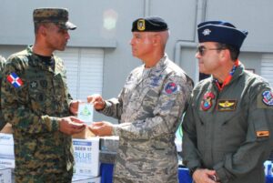 Presidente de COOPINFA entrega equipos a entidades de educación militar en la Fuerza Aérea