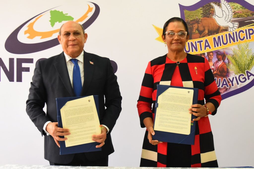 Rafael Santos Badía, director general del INFOTEP y Mitha Pérez, directora de la Junta del Distrito Municipal La Guáyiga