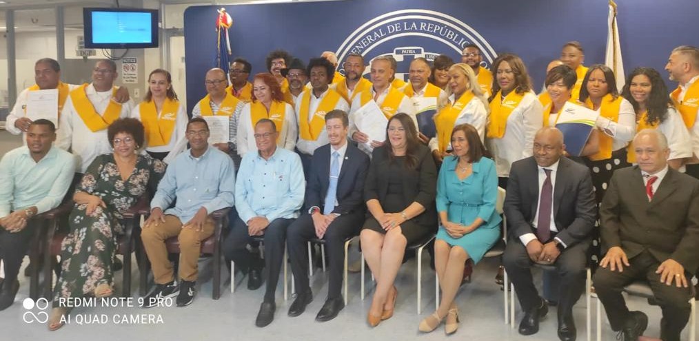 En total, 51 particiapntes recibieron certificados en el primer programa de valicación a dominicanos y dominicanas en el exterior