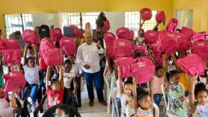 Ludwig Álvarez entrega útiles escolares a niños en Villa Liberación