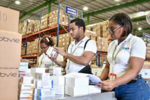 PROMESECAL entrega medicamentos e insumos al Moscoso Puello