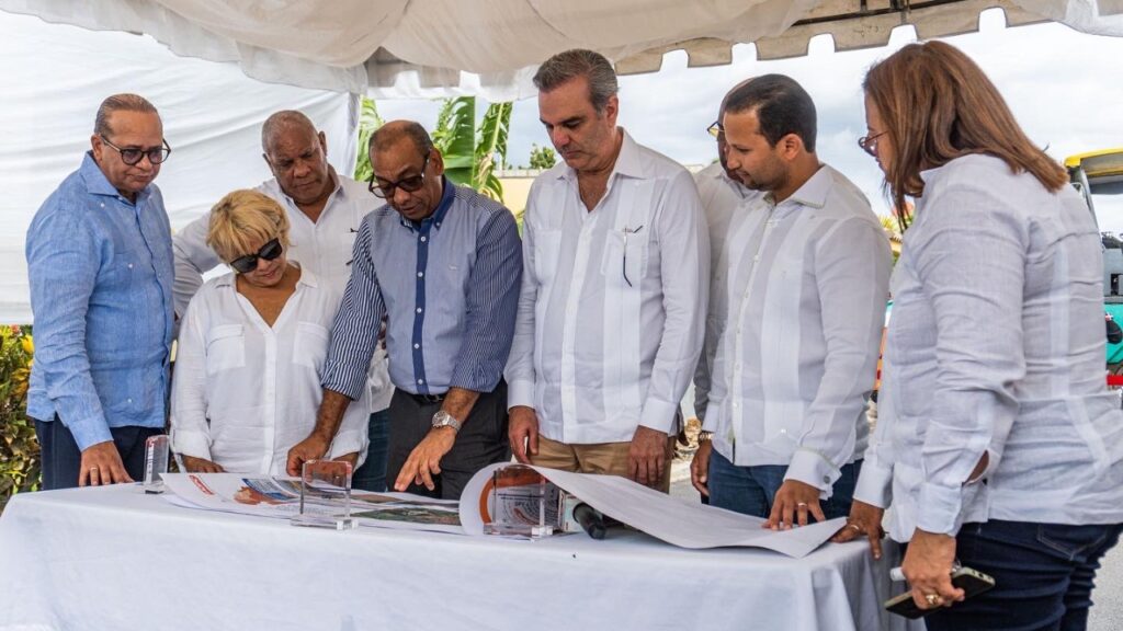 Presidente Abinader y ministro Ascención supervisan programa de asfaltado en San Juan de la Maguana
