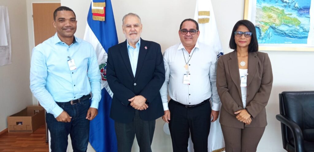 A la izquierda, Franklin Ortega, Miguel Ceara Hatton, P. William Batista y a la derecha, Yngrid Reynoso.