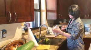 El salario de una persona que trabaje tres días a la semana debe ser de 6,000 pesos al mes.