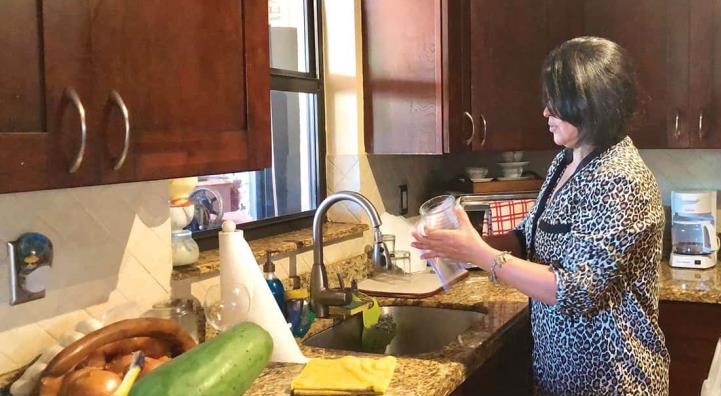 El salario de una persona que trabaje tres días a la semana debe ser de 6,000 pesos al mes.