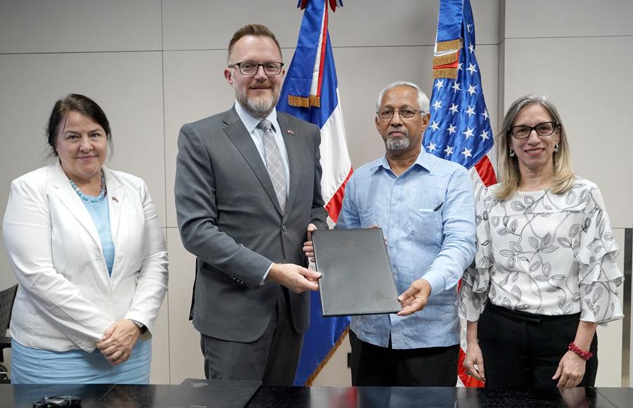 Estados Unidos y MINERD firman acuerdo de colaboración