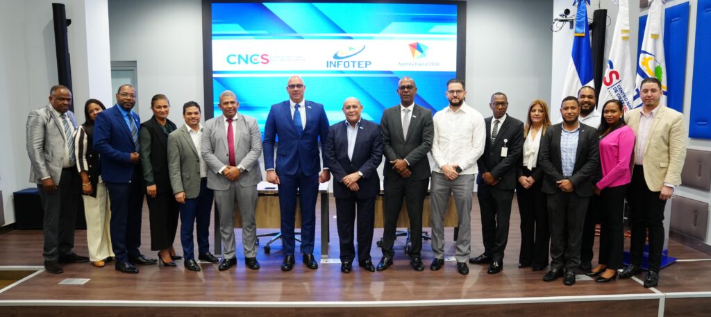 Grupo gerencial de ambas entidades acompañan a los ejecutivos