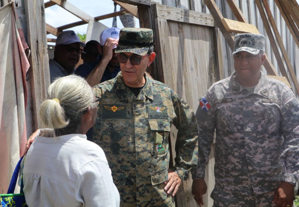 Ministro de Defensa y Comandante General de la Armada supervisan avances en reparación de daños en la región Este