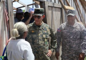 Ministro de Defensa y Comandante General de la Armada supervisan avances en reparación de daños en la región Este