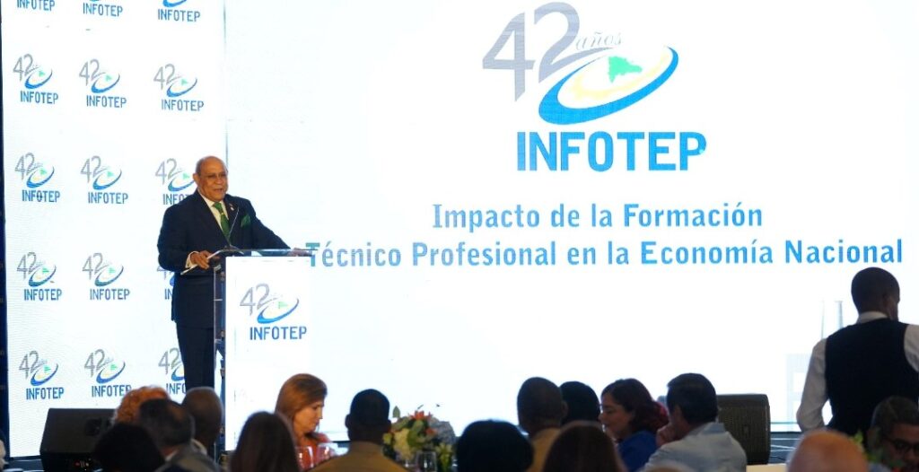Rafael Santos Badía se dirige a los invitados al 42 aniversario del INFOTEP (1)