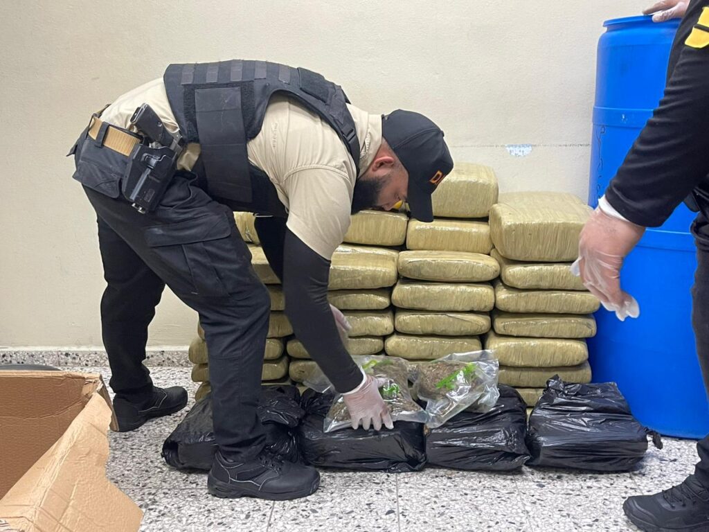 APRESAN UNO Y OCUPAN MÁS 380 LIBRAS PRESUMIBLEMENTE MARIHUANA