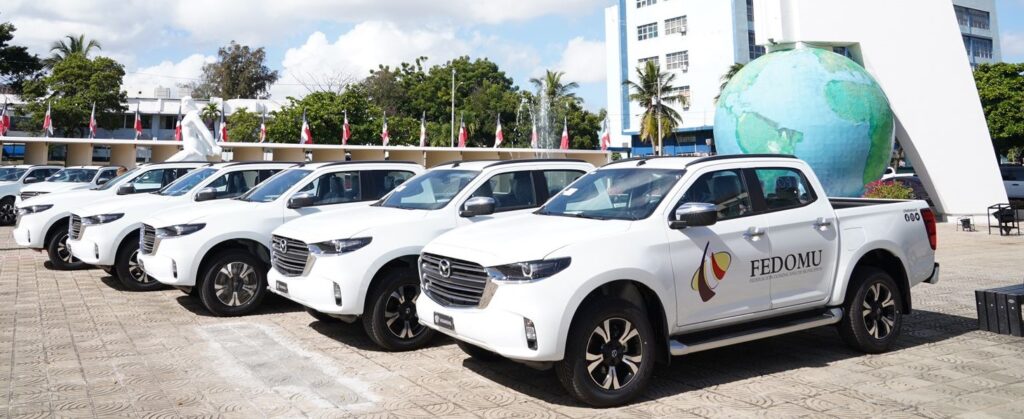 Fedomu recibe 10 camionetas donadas por el Gobierno
