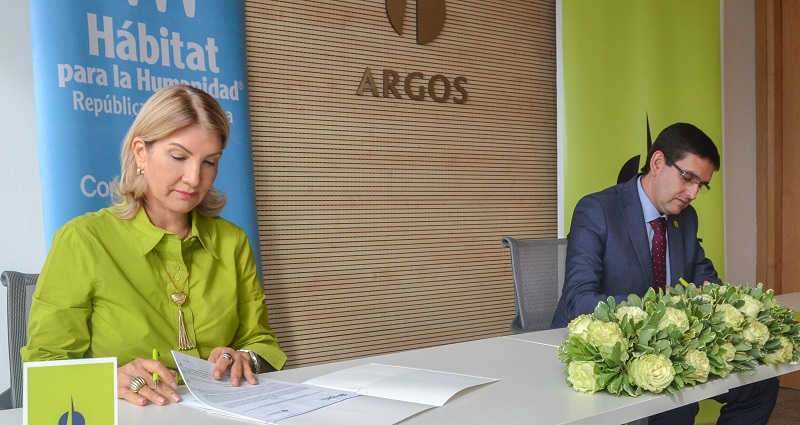 Foto 2- Cesarina Fabián y Jorge David Pérez durante la firma del programa Hogares Saludables