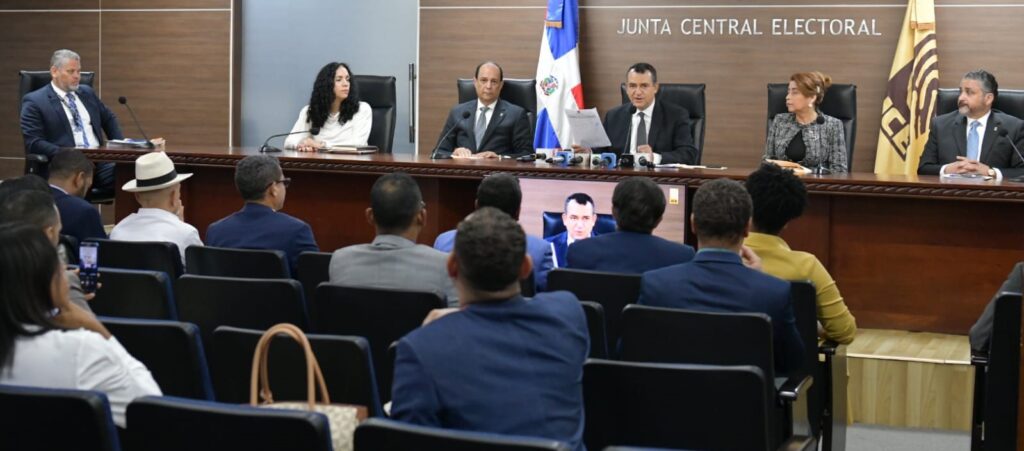 Pleno de la JCE y organizaciones políticas firman compromiso por la integridad electoral