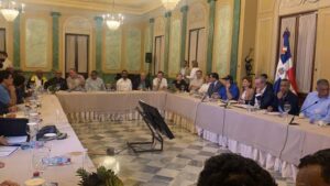 Reunión de ministros y directores generales en el Palacio, para coordinar medidas de socorro ante fuertes lluvias.