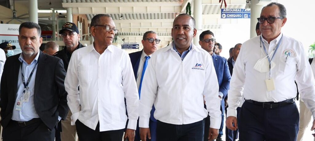 Departamento Aeroportuario y Migración supervisan Aeropuerto del Cibao a propósito de temporada alta