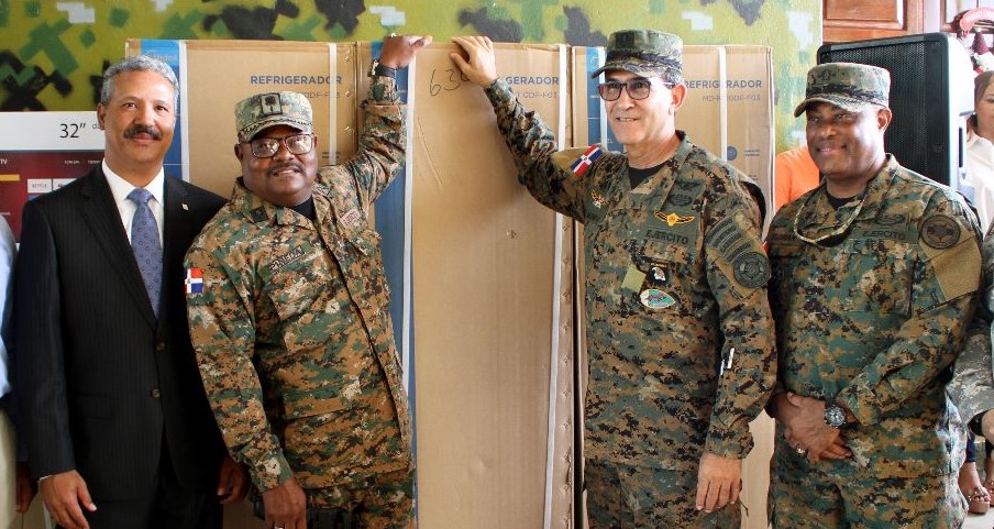 MIDE y Banco Popular donan materiales de construcción y electrodomésticos a militares afectados por Fiona 1