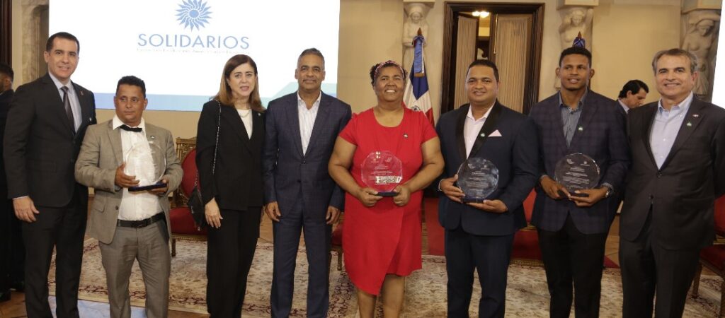 Ministro de la presidencia junto a directivos y microempresarios de la FDD ganadores en premios BCIE