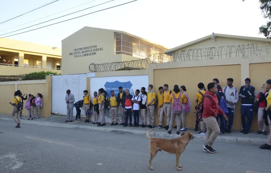 Los estudiantes y profesores fueron impedidos de entrar a la escuela. (ANEUDY TAVÁREZ)